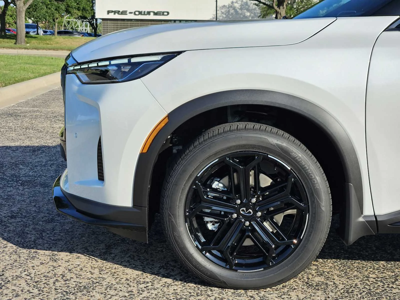 New 2027 2T RAD WHT INFINITI Sport AWD image 5