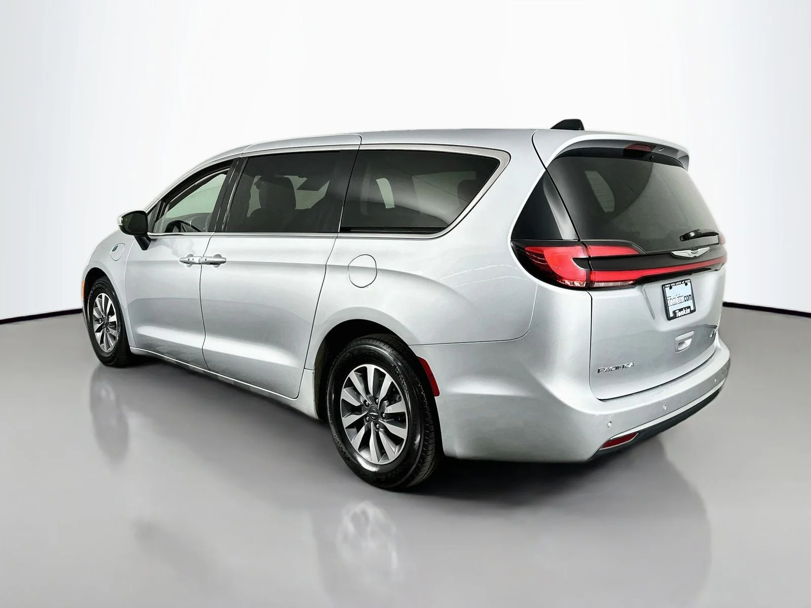 Used 2023 Silver Mist Clearcoat Chrysler Touring L image 6