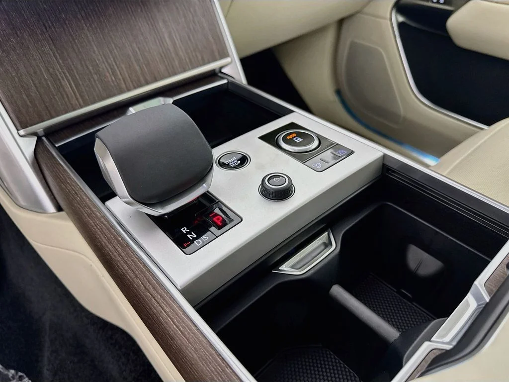 New 2027 Fuji White Land Rover SE image 17