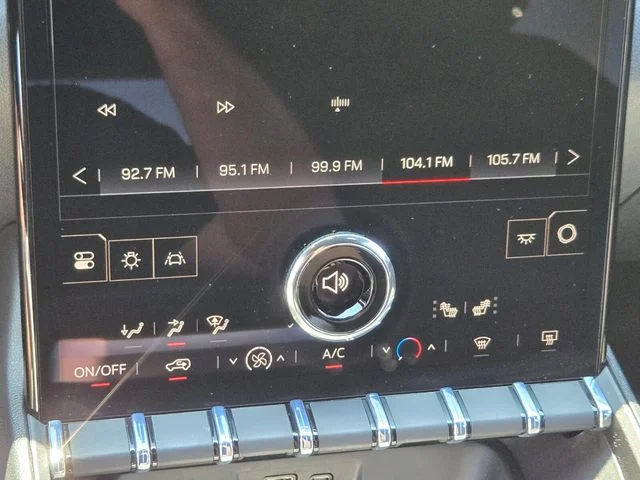 Used 2025 White GMC Elevation image 27