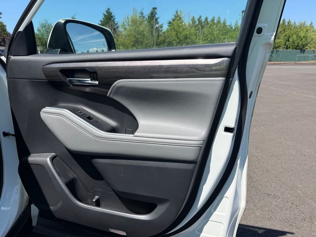 Used 2021 Blizzard Pearl Toyota Platinum image 27
