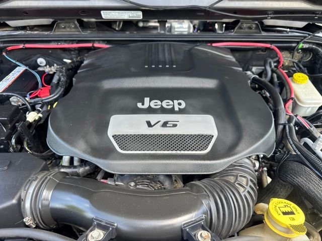 Used 2014 Gray Jeep Unlimited Sport image 18