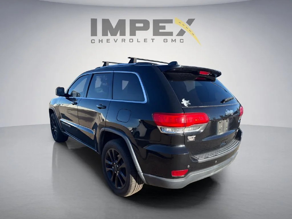 Used 2018  Jeep Laredo E image 3