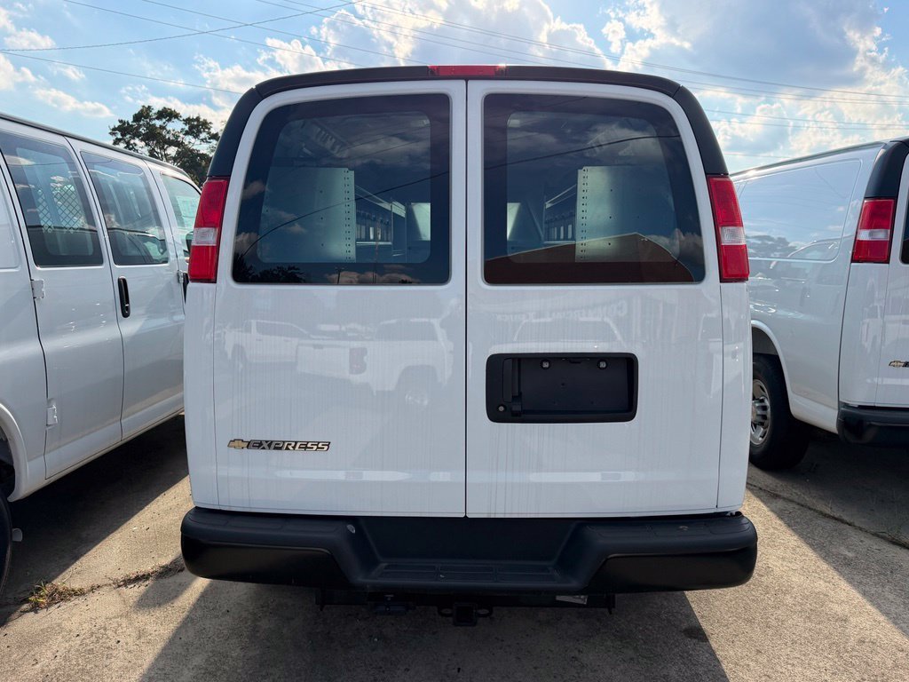 New 2025 Summit White Chevrolet WT image 5