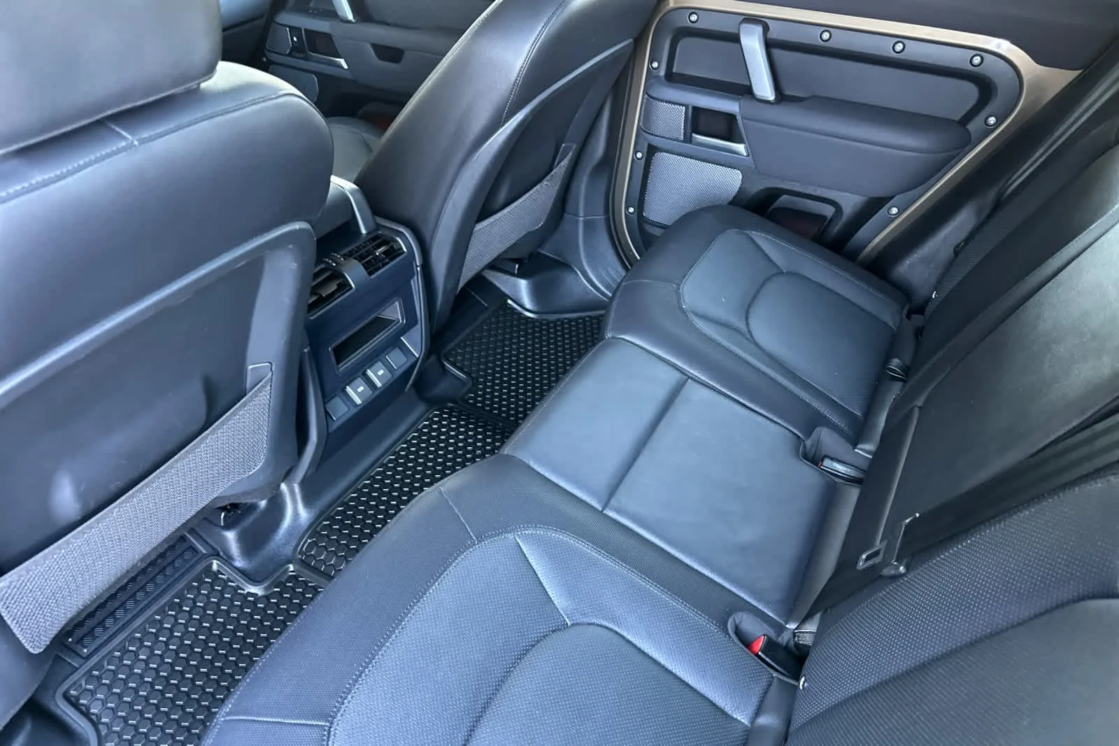 Used 2023 Gondwana Stone Land Rover X-Dynamic SE image 4