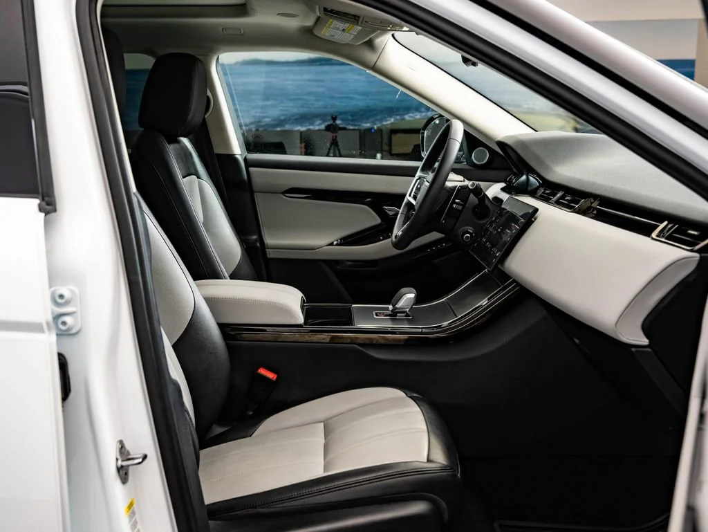 Used 2025 Ostuni Pearl White Metallic Land Rover Dynamic image 25