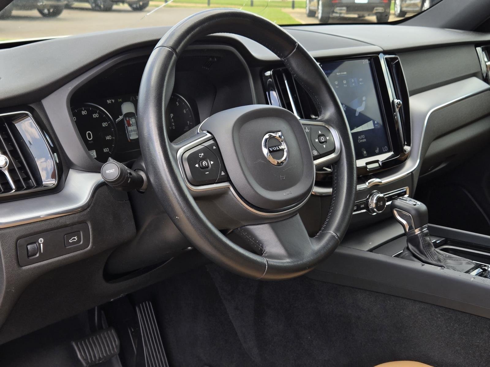 Used 2020 Ice White Volvo Momentum image 30
