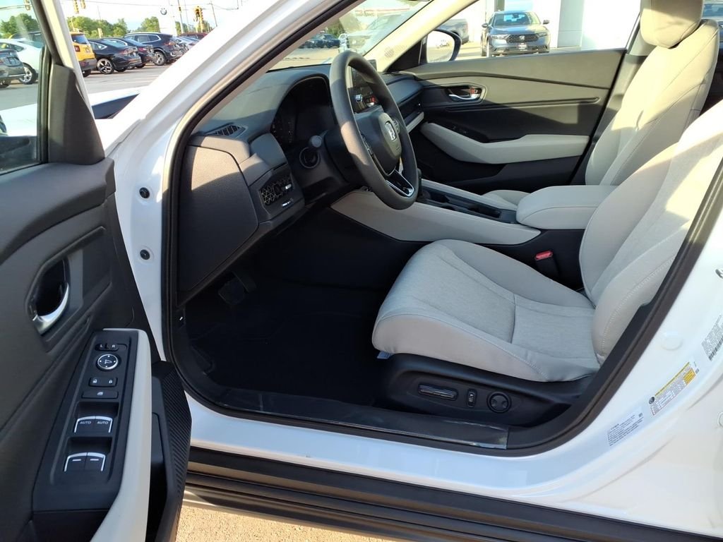 New 2026 Platinum White Pearl Honda SE image 16
