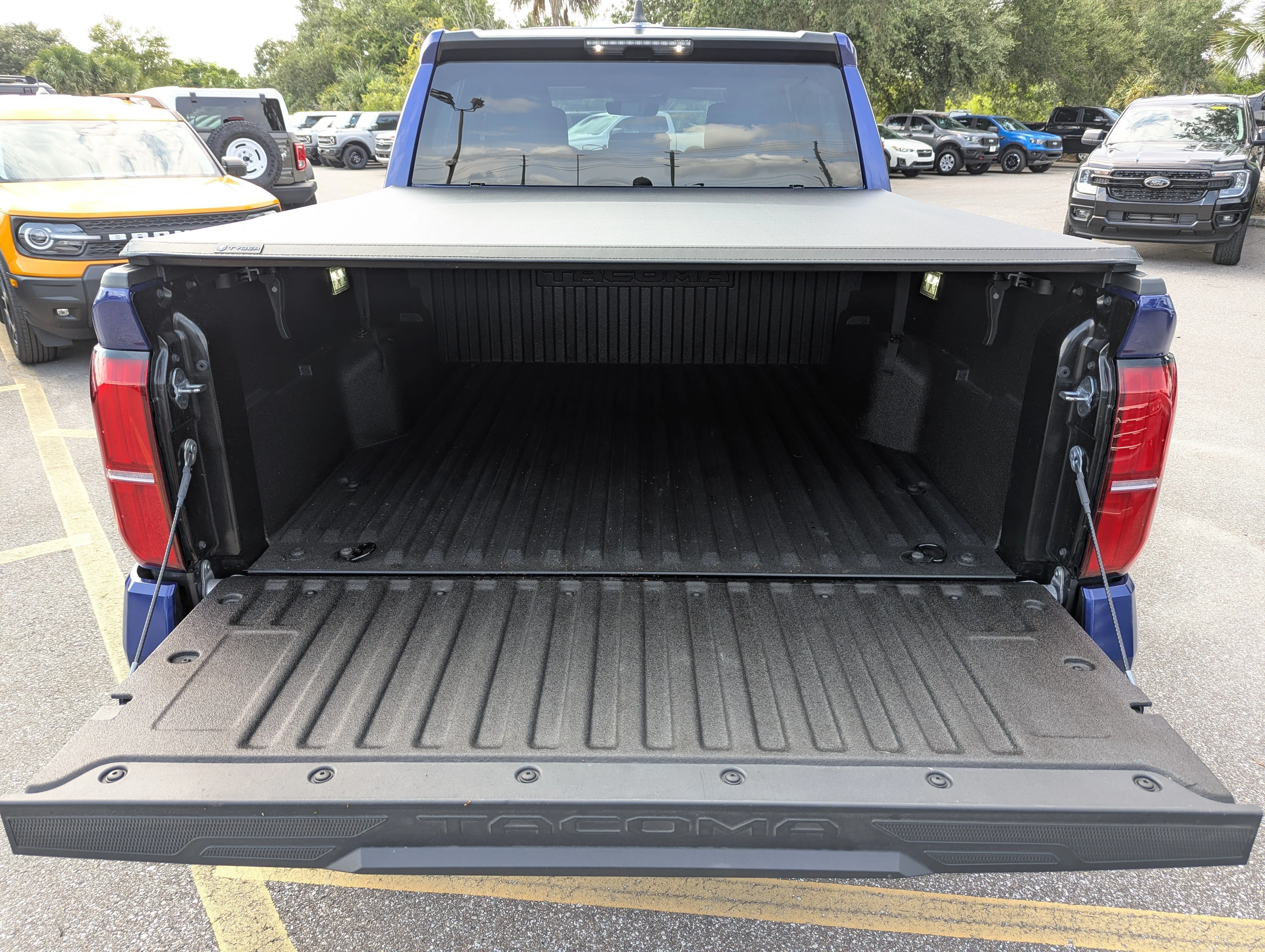 Used 2025 Blue Crush Metallic Toyota SR5 image 13