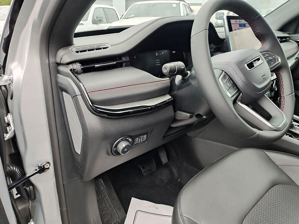 New 2026 Silver Zynith Metallic Clear-Coat Exterior Paint Jeep Trailhawk image 19