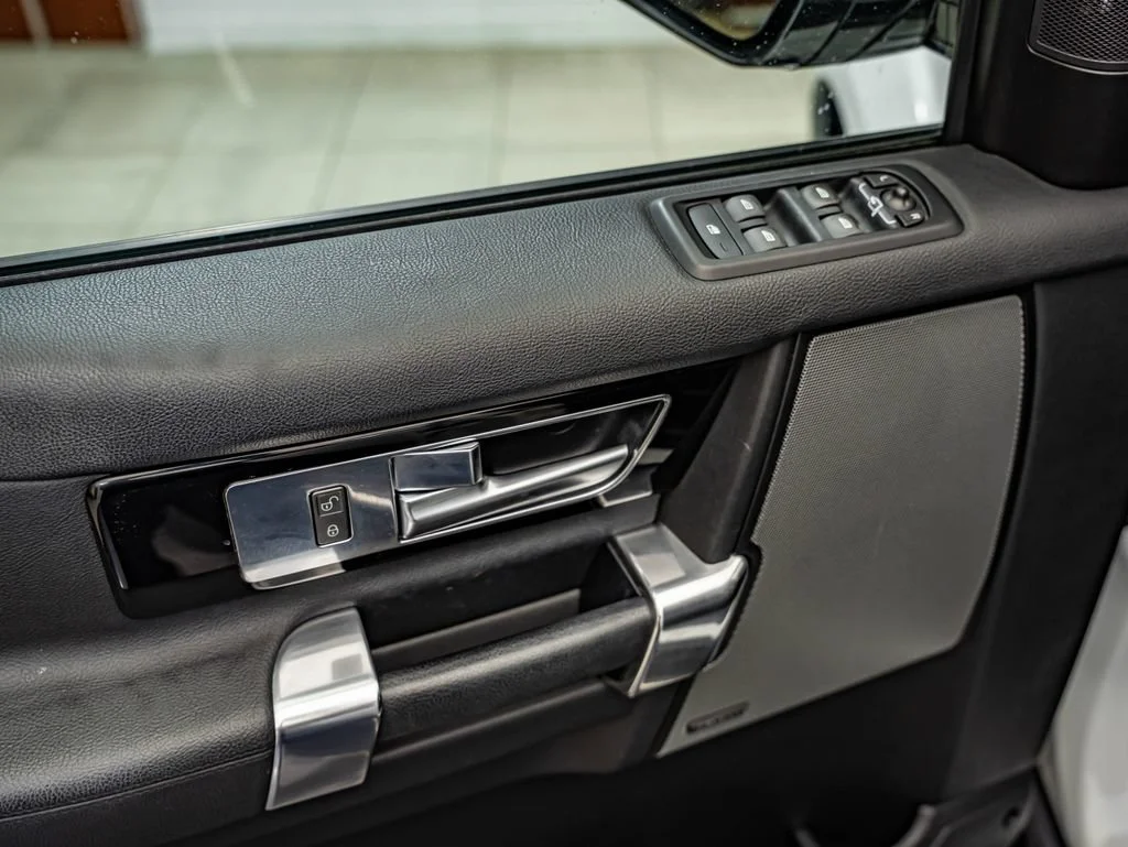 Used 2016 White Land Rover HSE image 16
