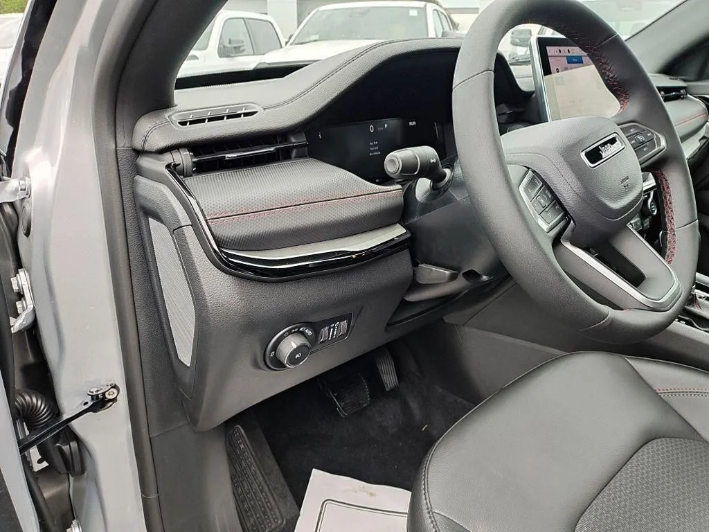New 2026 Silver Zynith Metallic Clear-Coat Exterior Paint Jeep Trailhawk image 19