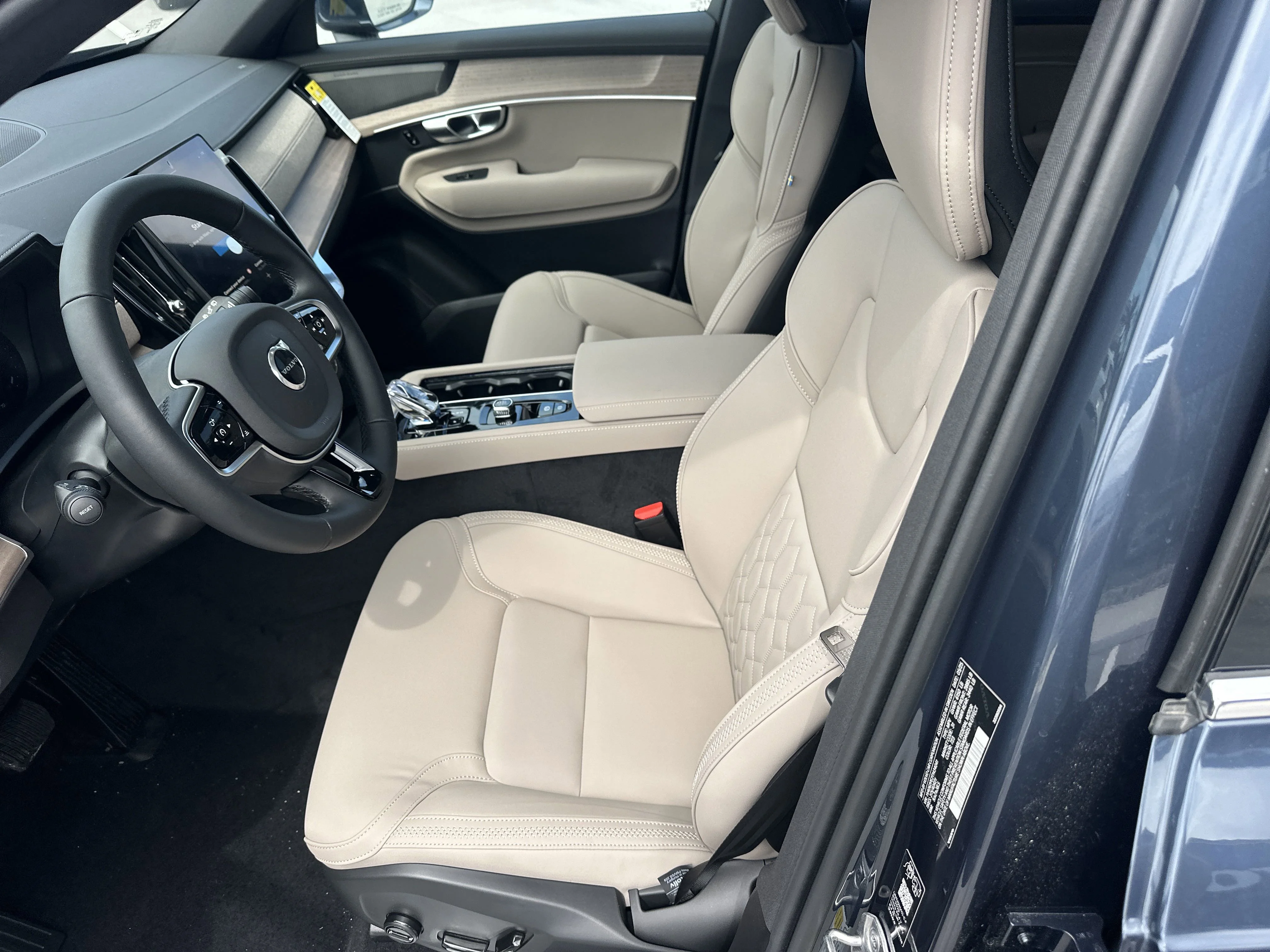2026 Volvo XC90 Plus - Photo 18