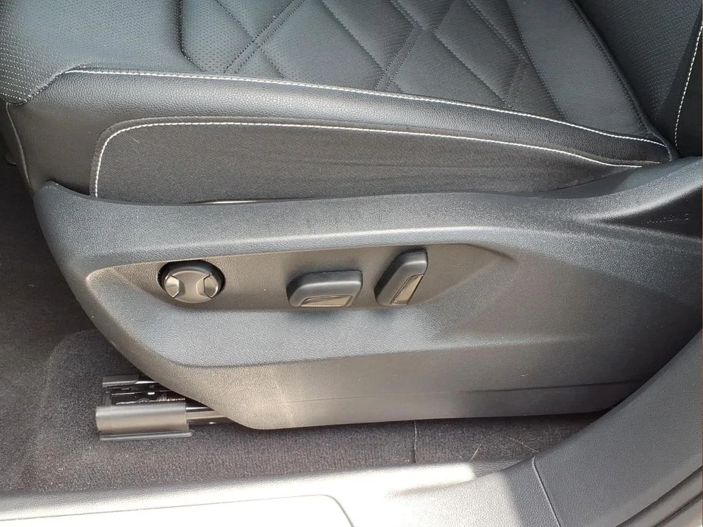 Used 2025  Volkswagen 2.0T SE w/Technology image 17