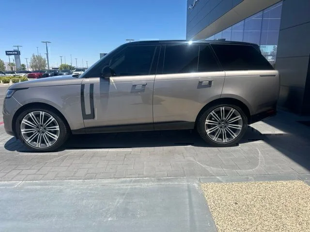 Used 2023 Brown Land Rover SE image 8