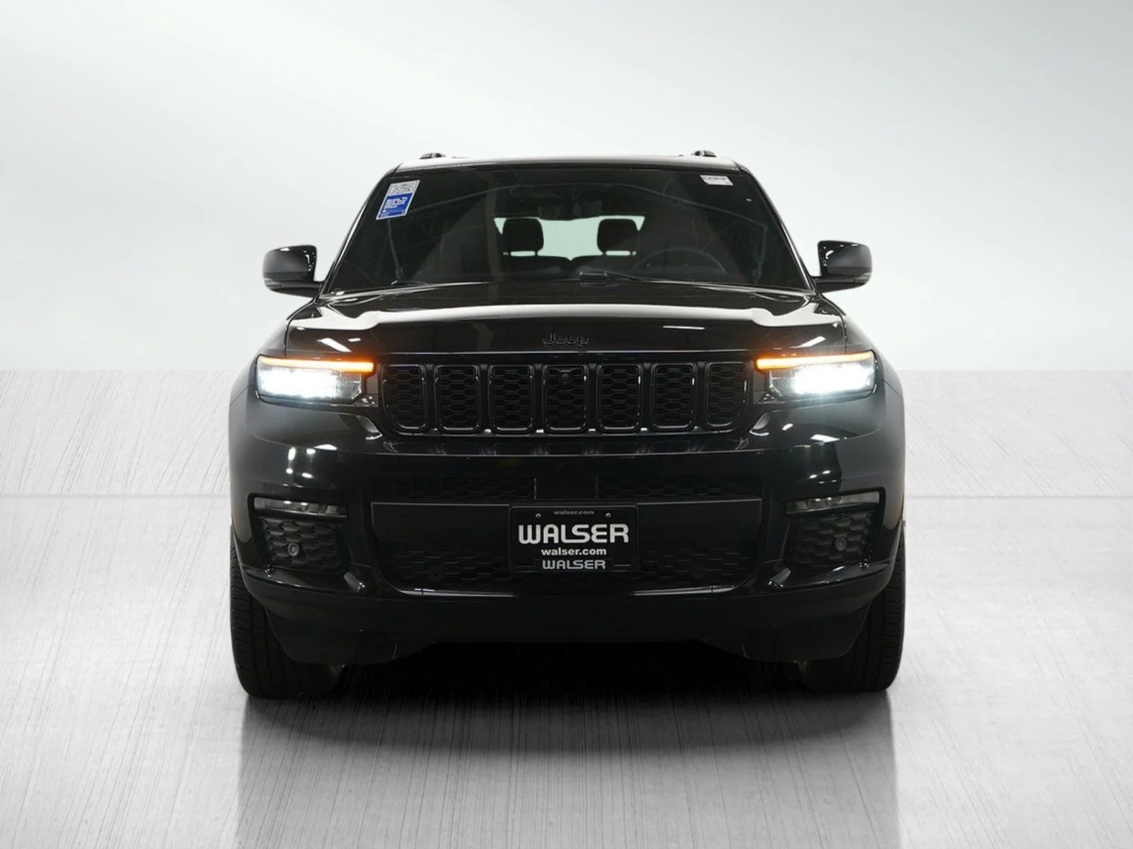 Used 2024 Diamond Black Crystal Pearlcoat Jeep Limited image 8
