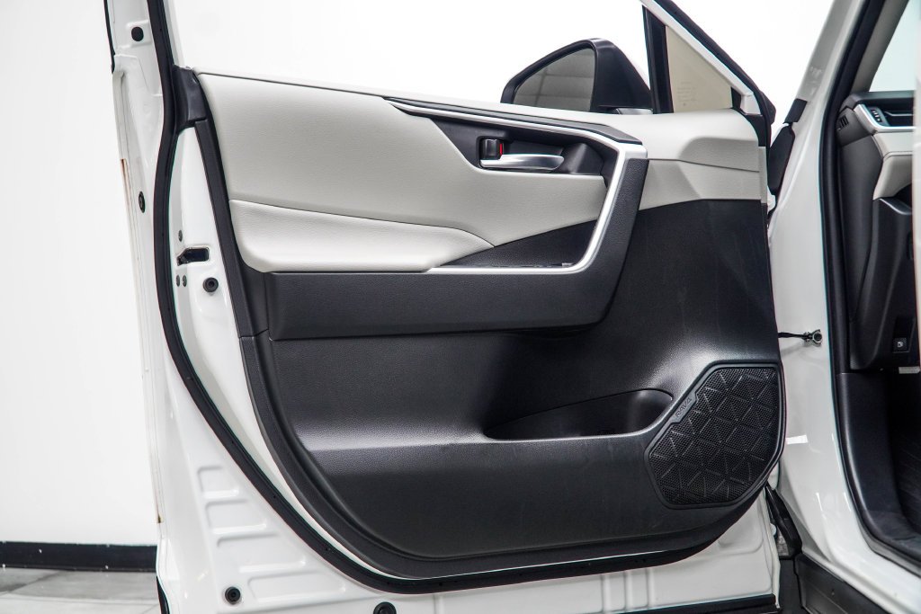Used 2025 White Toyota XLE image 35