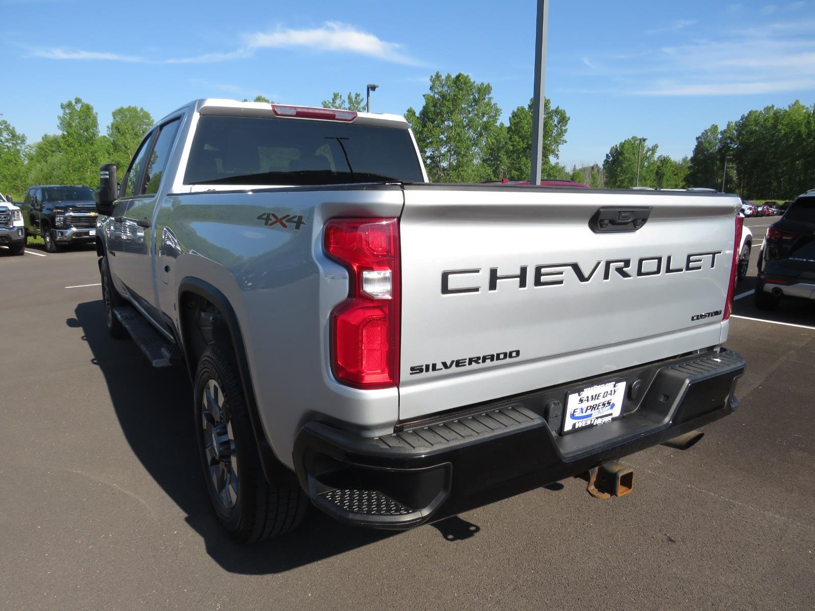 Used 2021 Silver Ice Metallic Chevrolet Custom image 17
