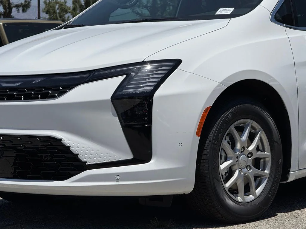 New 2027 Bright White Clear-Coat Exterior Paint Chrysler Select image 14