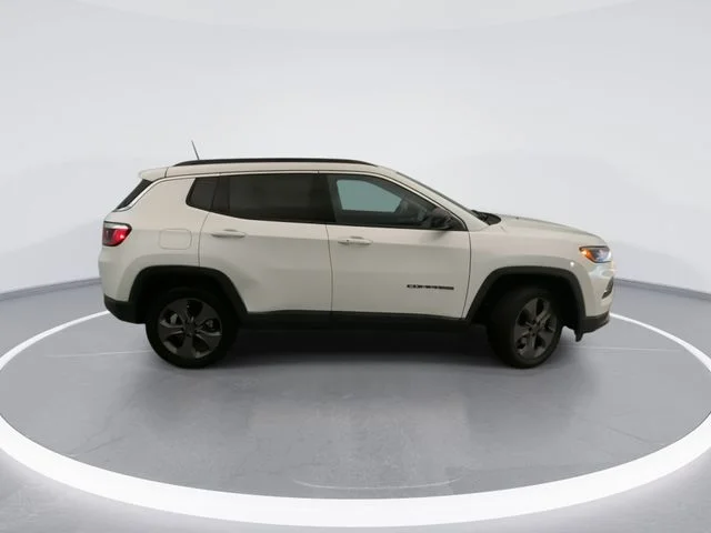 Used 2022 White Jeep Latitude Lux image 5