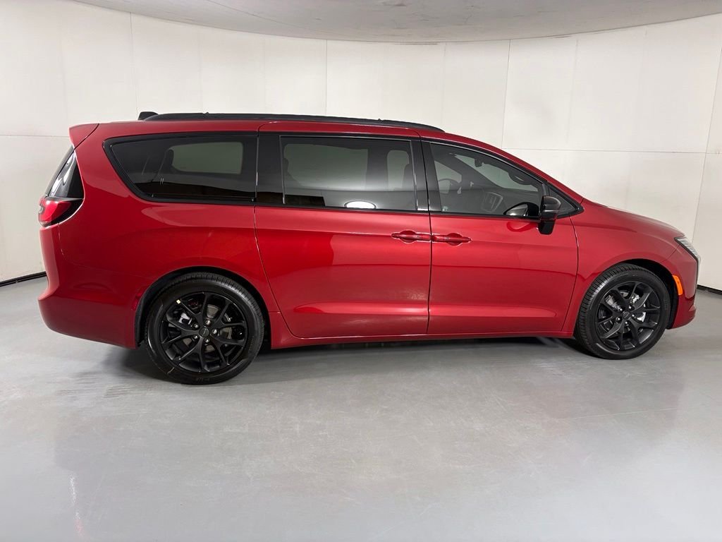 New 2027 Red Hot Pearl-Coat Paint Chrysler Limited image 9