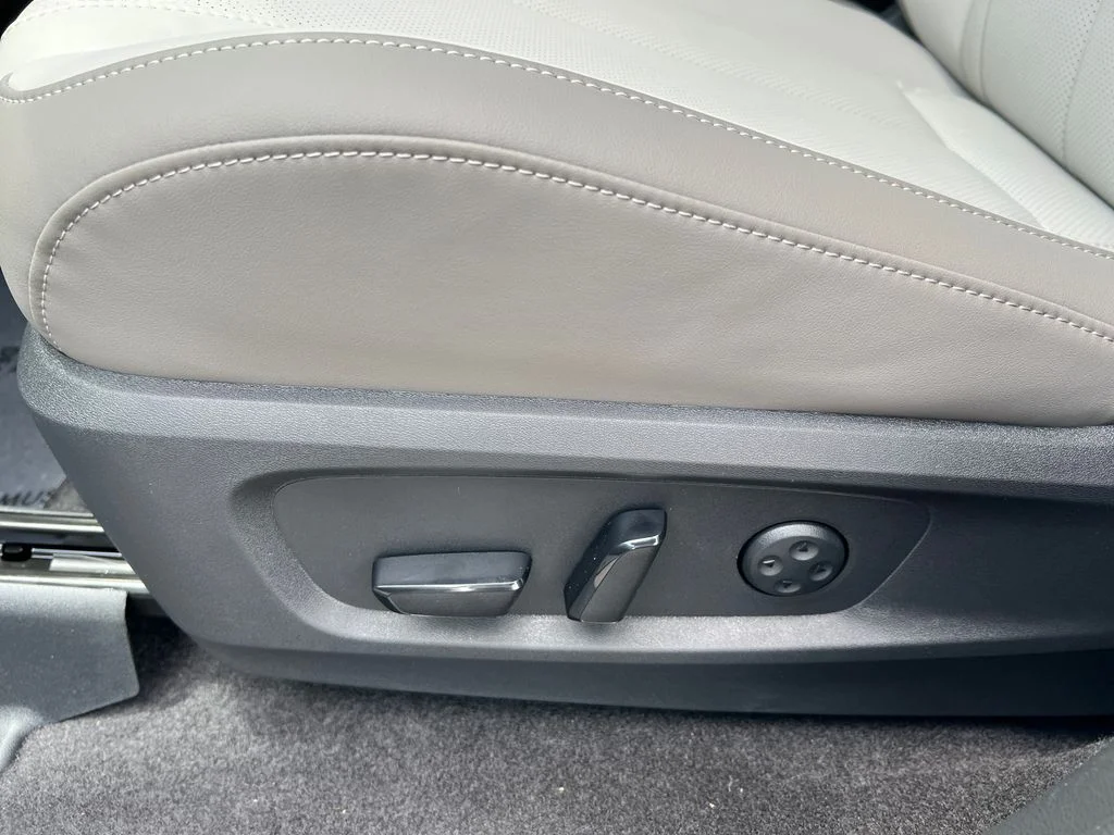 New 2027 RADIANT WHITE INFINITI Luxe FWD image 10