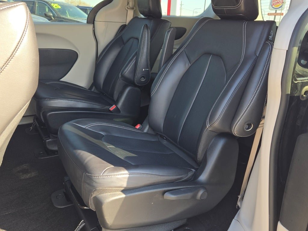Used 2024 Black Chrysler Select image 18