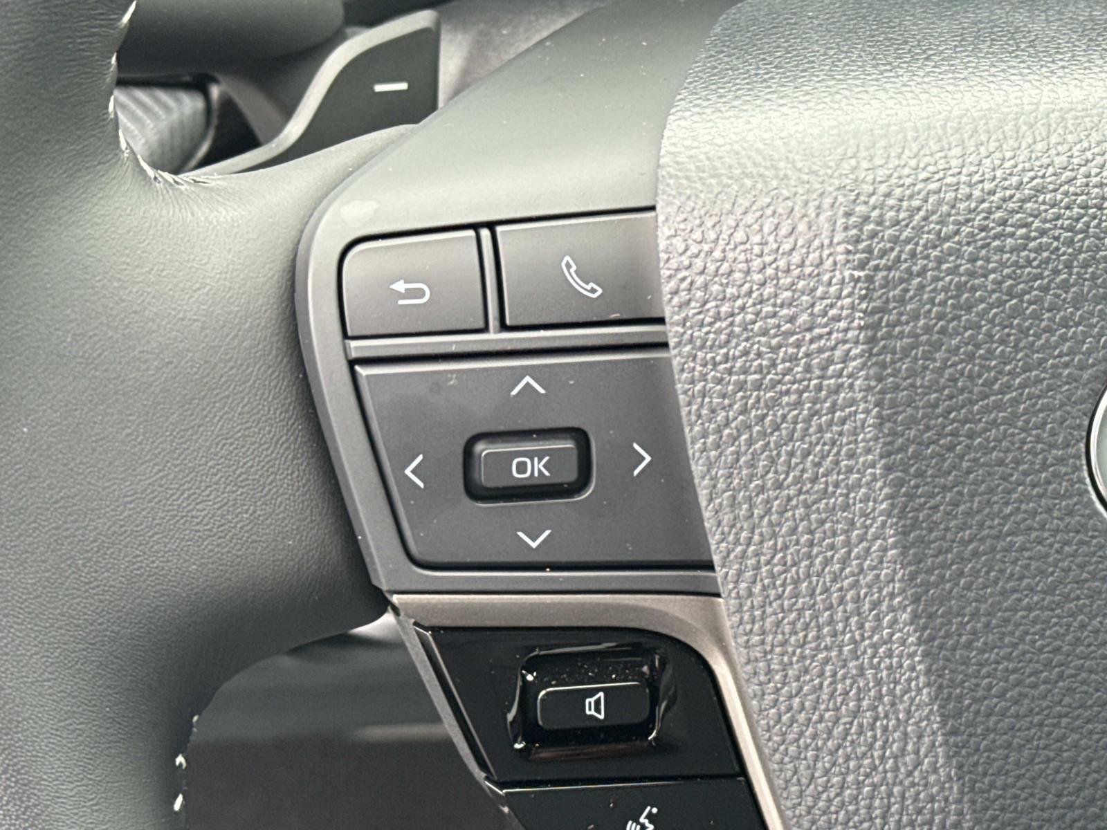 Used 2026 Reservoir Blue Toyota se image 23