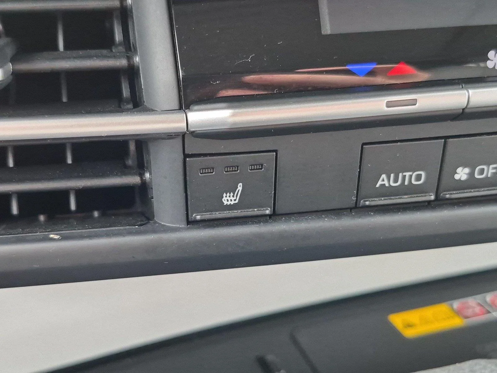 Used 2025 Wind Chill Pearl Toyota XLE image 27