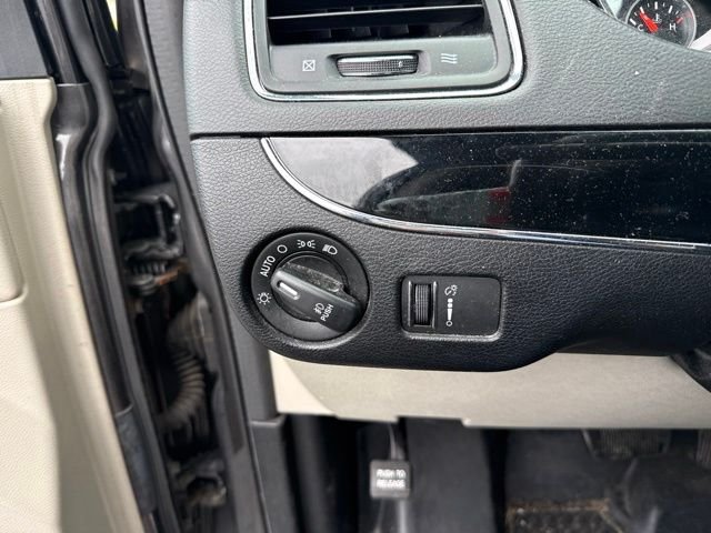 Used 2018 Gray Dodge SXT image 17