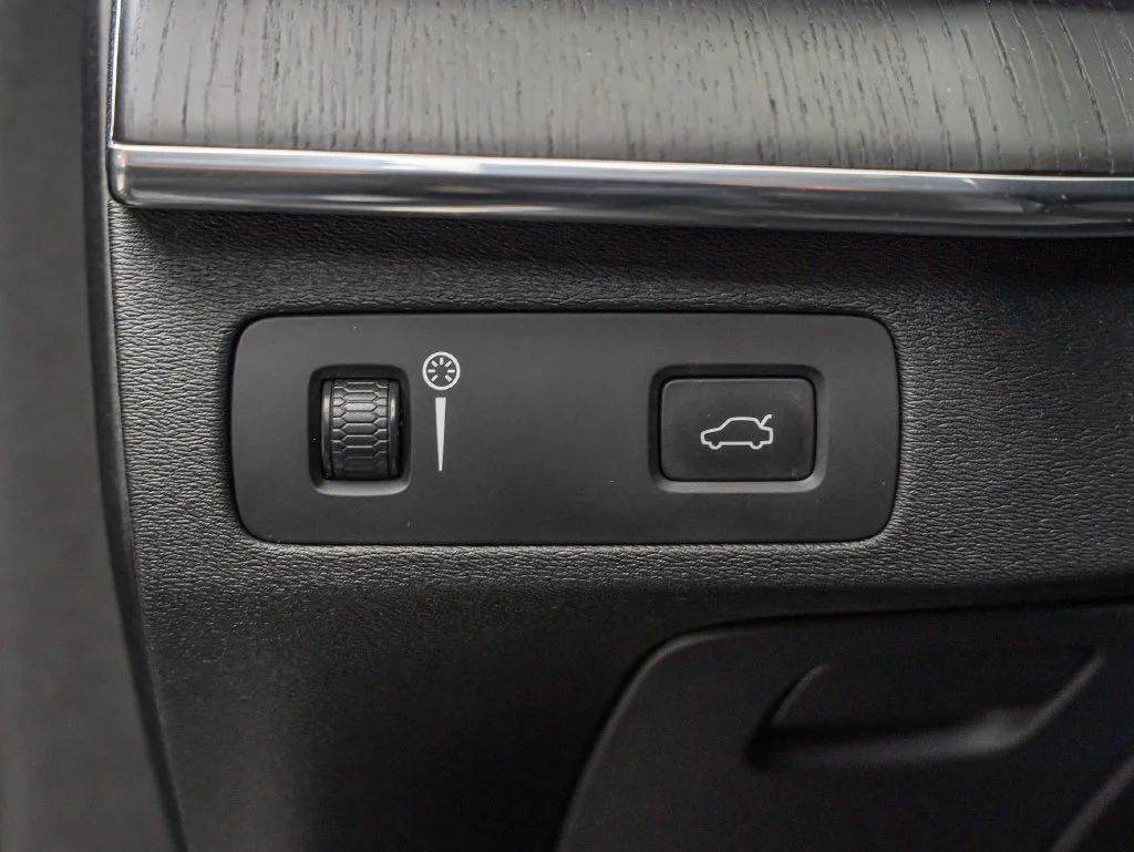 Used 2020 Onyx Black Metallic Volvo T6 Momentum image 43