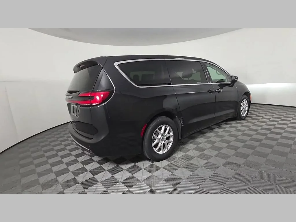 Used 2023 Brilliant Black Crystal Pearlcoat Chrysler Touring L image 40