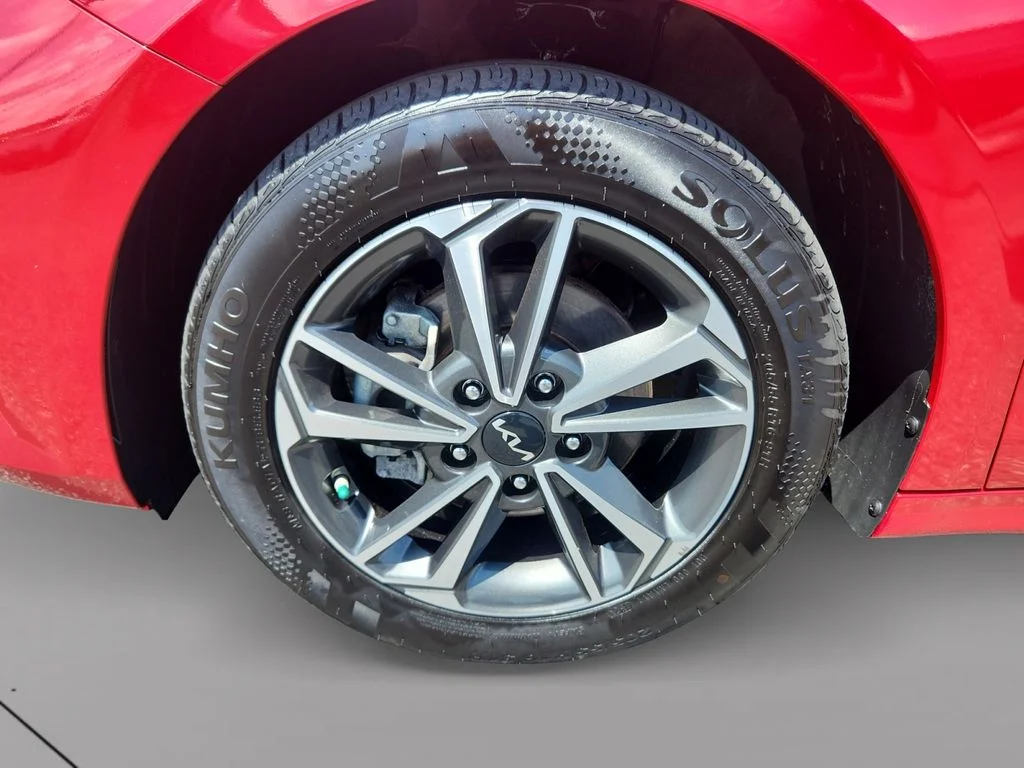 Used 2024 Red Kia LXS image 9