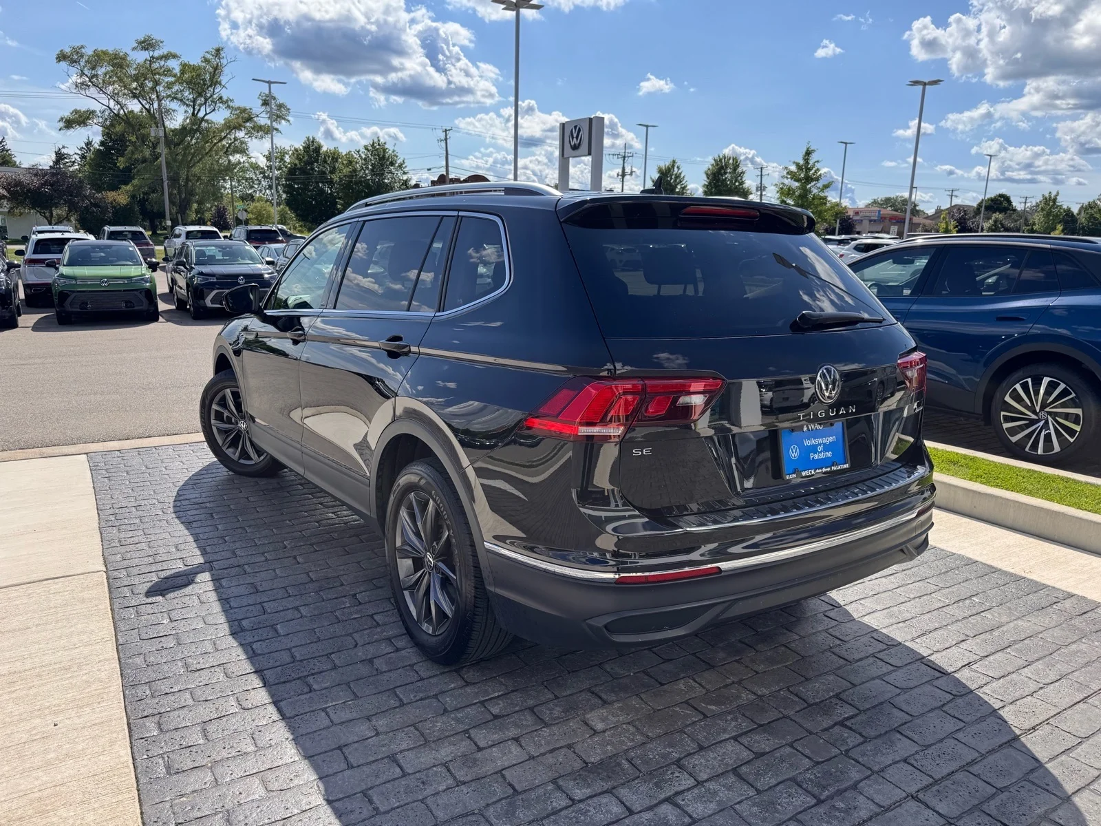 Used 2023 Black Volkswagen 2.0T SE 4MOTION image 5