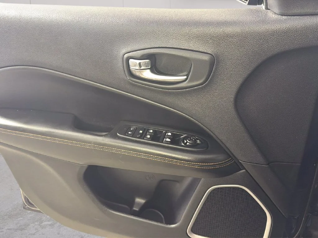 Used 2018  Jeep Limited image 25
