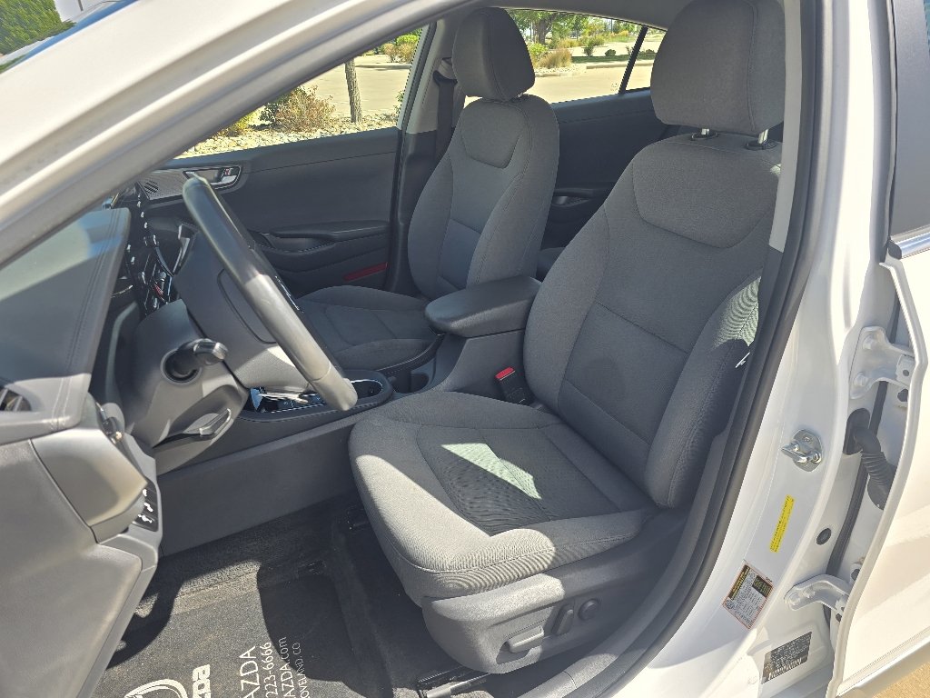 Used 2021 Ceramic White Hyundai SE image 14