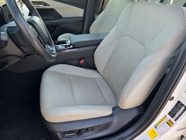 Certified Used 2025 WIND CHILL PEARL Toyota  image 25
