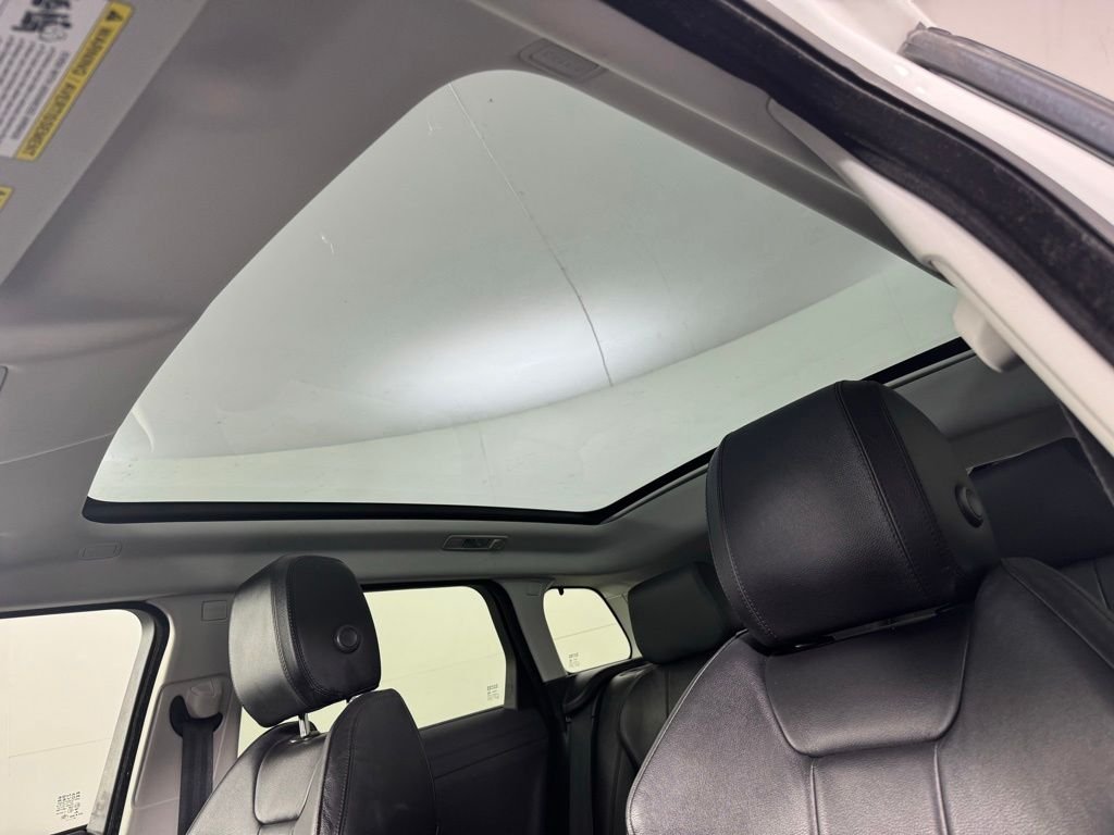Used 2019 Fuji White Land Rover SE image 15