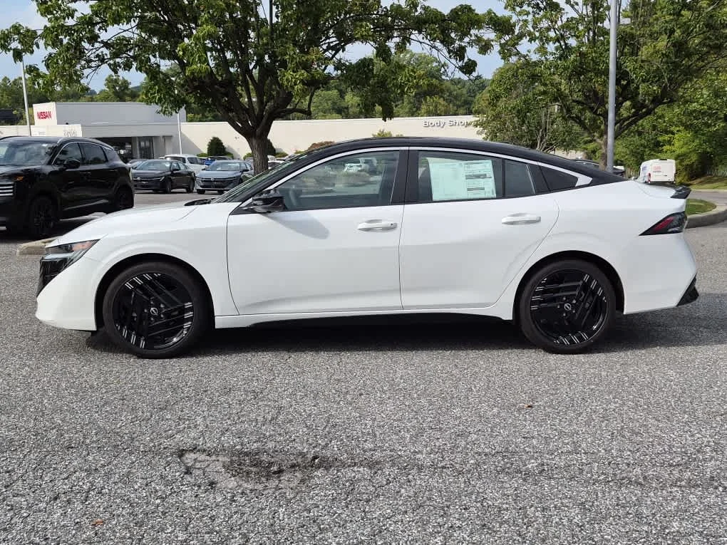 New 2027 Aspen White Tricoat/Super Black Nissan SR image 5