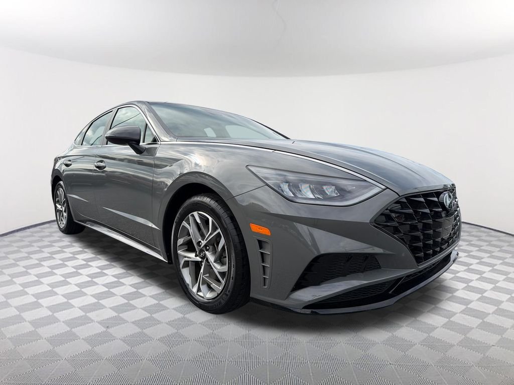 Used 2022 Gray Hyundai SEL image 3