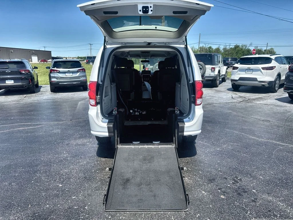 Used 2018 White Dodge SE image 22