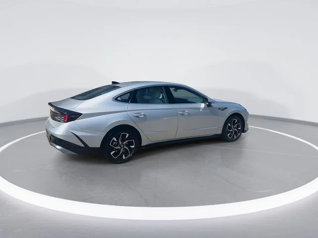 Used 2025 Silver Hyundai SEL image 9