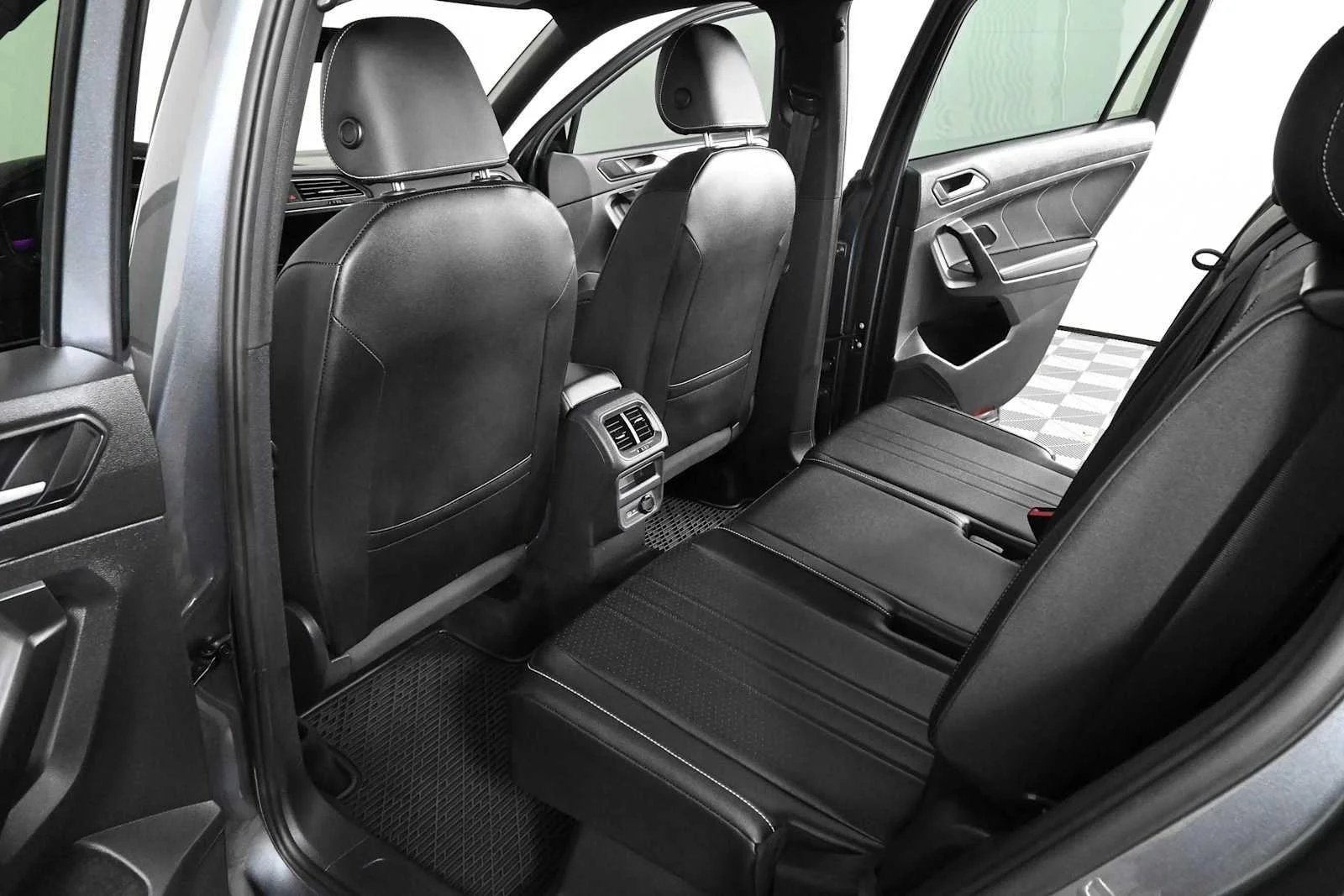 Certified Used 2023  VOLKSWAGEN SE image 12