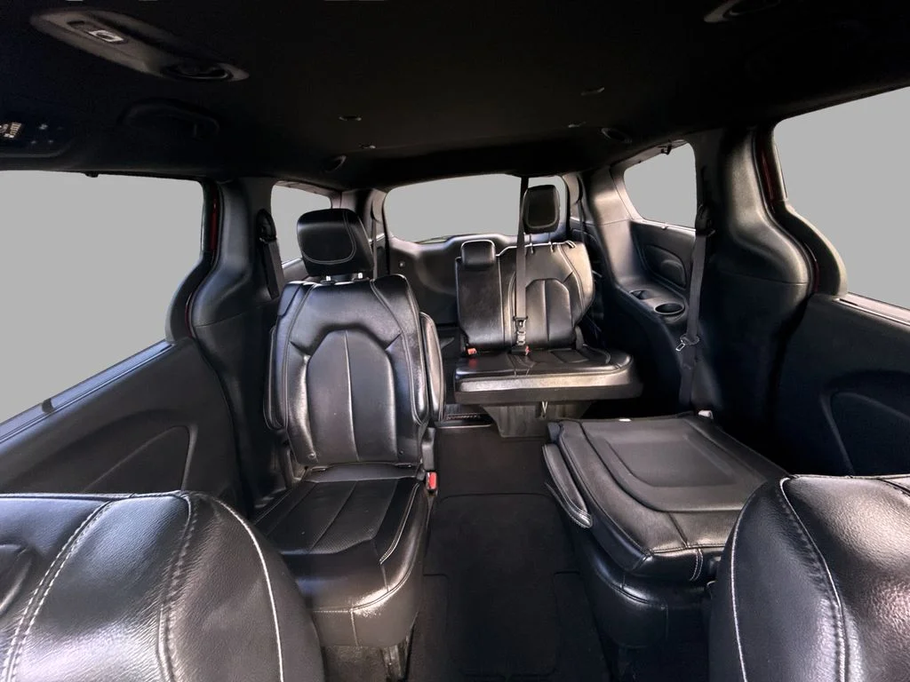 Used 2022 Red Chrysler Touring L image 18
