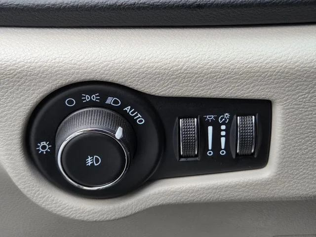 Used 2023 Black Chrysler Touring L image 29
