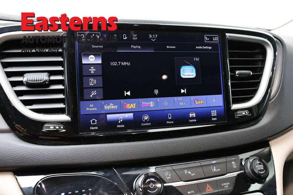 Used 2024 Silver Chrysler Touring L image 75