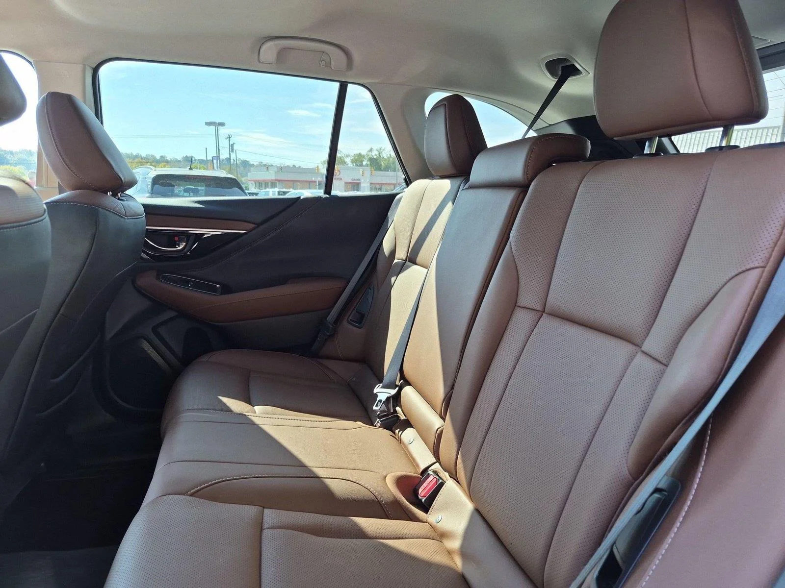 Used 2025  SUBARU TOUR image 32