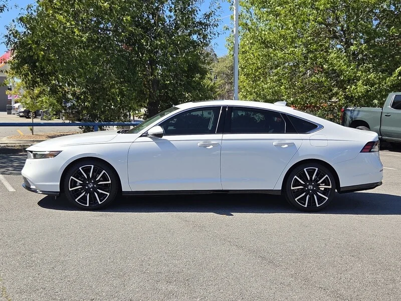 Used 2025 Platinum White Pearl Honda TOURING image 2