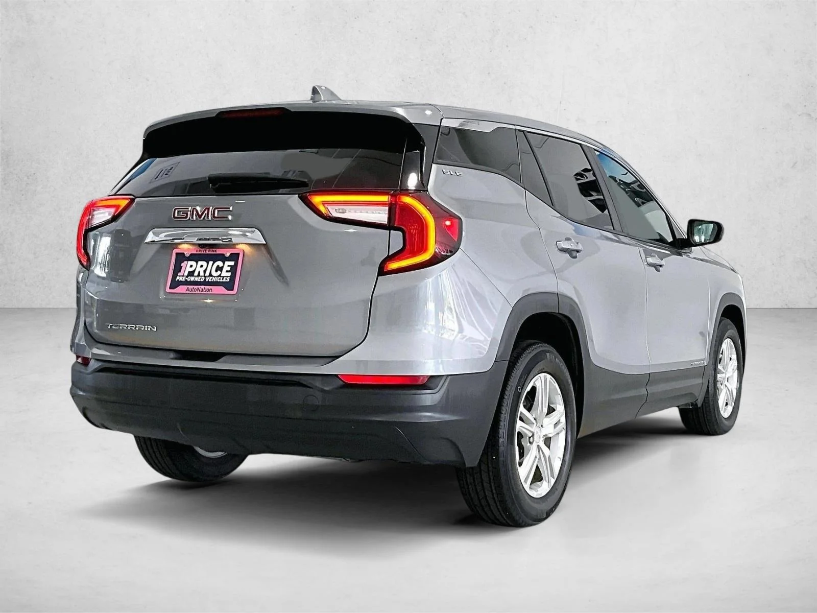 Used 2023 Sterling Metallic GMC SLE image 2