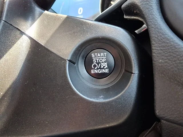 Used 2018 White Jeep Latitude image 23
